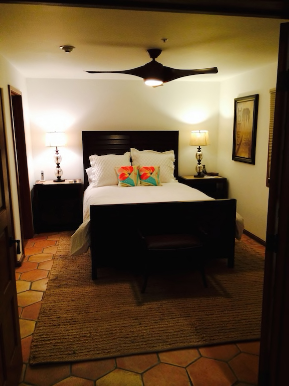 Bedroom with queen bed and bedside lamps